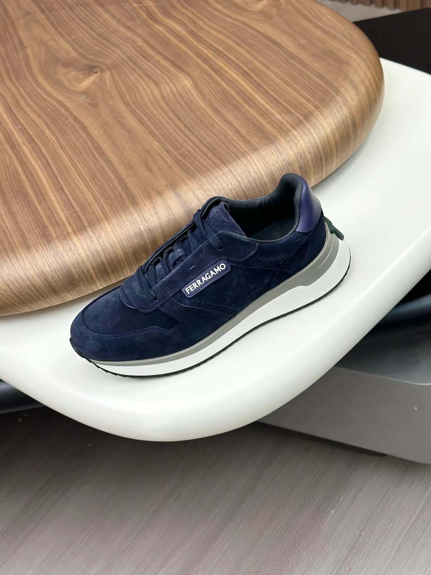 [Ferragamo] Top P: 820💰 Number of yards: 39~44 (38.45 custom-made, non-refundable) Top purchasing agent 🇮🇹 Ferragamo men's casual shoes series, the counter sells the original configuration at the same time, Italian imported cowhide fabric, high-quality splicing technology, imported water-dyed cow lining , Soles: Original foam soles are specially provided by the original factory, and the original factory follows the order. 🔍High quality can be entered and exited the counter at will. Welcome to compare and synchronize with the counter.